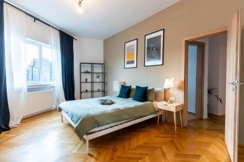 una camera da letto con letto e cuscini blu di Ultracentral Dreamland Apartment 3 Bdrm a Bucarest