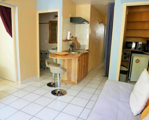- une cuisine avec une table et un comptoir dans une pièce dans l'établissement F 1 COCOON au coeur de Prades, à Prades