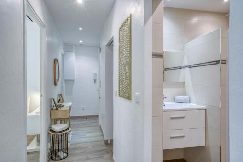 Koupelna v ubytování Sublime, modern, balconies, a/c, refurbished