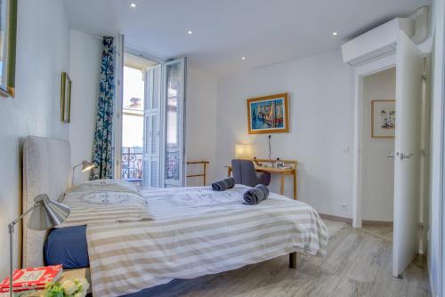 Postel nebo postele na pokoji v ubytování Sublime, modern, balconies, a/c, refurbished