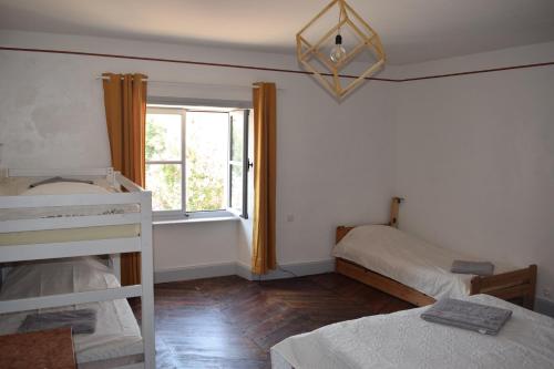 - une chambre avec 2 lits superposés et une fenêtre dans l'établissement Mas du Pont, à Saint-Jean-de-Maruéjols-et-Avéjan
