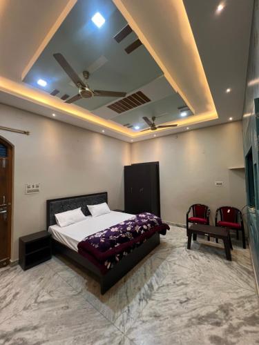 1 dormitorio con 1 cama grande y techo en Shri Ram Gopal Residency, en Faizābād