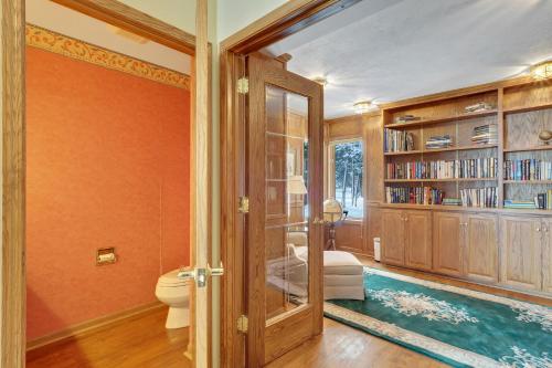 Koupelna v ubytování Deer Lake Retreat