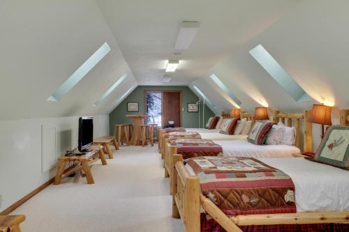 eine Reihe von Betten in einem Zimmer mit Oberlichtern in der Unterkunft Deer Lake Retreat in Boyne City