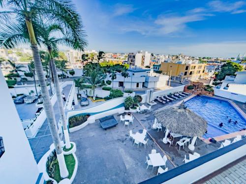 Hacienda Mazatlán sea view في مازاتلان: اطلالة جوية على منتجع مع مسبح