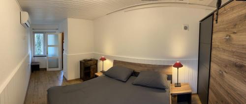 Winnys House في Dirbach: غرفة نوم بسرير وجدار خشبي