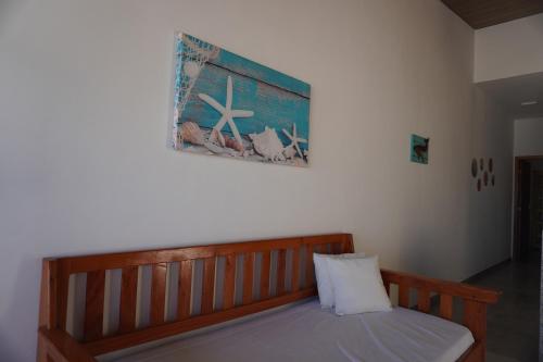プラドにあるESTRELA DO MARの壁に絵が描かれた部屋のベッド1台