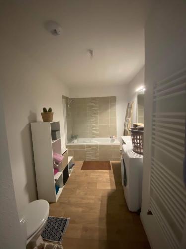 une salle de bain avec une baignoire, des toilettes et un lavabo dans l'établissement Appartement cosy avec Parking bordeaux, à Bordeaux
