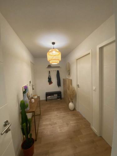 een hal met een tafel en een hanglamp bij Appartement spacieux avec Parking bordeaux in Bordeaux