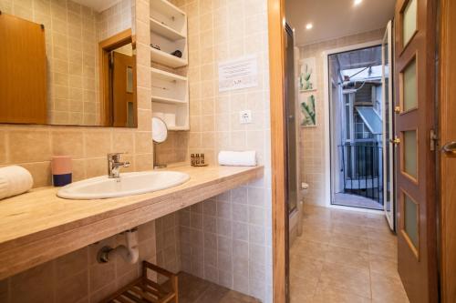 W łazience znajduje się umywalka i lustro. w obiekcie 41PAR1022 - Luminous apartment in Sant Antoni w Barcelonie
