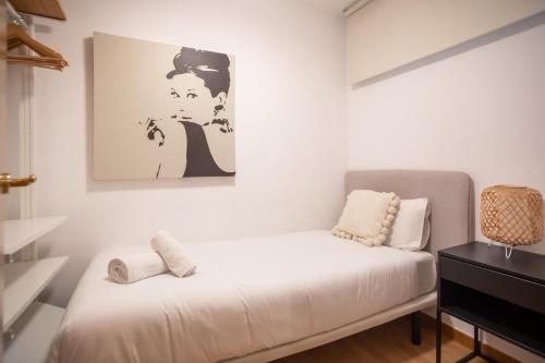 Pokój z łóżkiem i zdjęciem na ścianie w obiekcie 41PAR1022 - Luminous apartment in Sant Antoni w Barcelonie