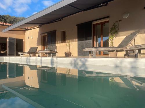 Piscina en o cerca de Maison de campagne entre Ajaccio et Porticcio