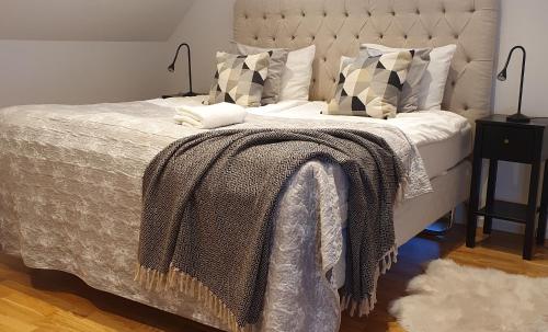 sypialnia z łóżkiem z kocem w obiekcie three bedrooms villa segersjö w mieście Tumba