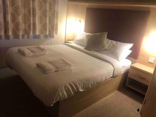 1 dormitorio con 1 cama con 2 toallas en Luxurious Lodging in Bembridge, en Bembridge