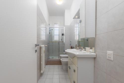 Free Private parking - 5 min to Metro - Access Control Guard - Quiet