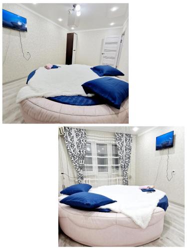 ein Schlafzimmer mit einem großen Bett mit blauen Kissen in der Unterkunft 1 ком Квартира в центре in Oral