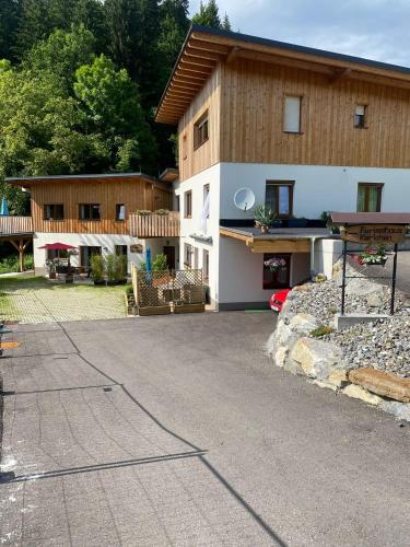 una casa grande con una entrada delante de ella en Ferienhaus Karlchen en Oberaichwald