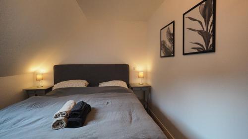 - une chambre dotée d'un lit avec une paire de chaussures dans l'établissement Ferienwohnung am Okertal, à Goslar