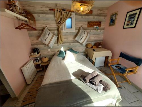 una camera con un grande letto in una stanza con pareti in legno di La Taverne a Buire-le-Sec