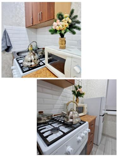 2 teteras en una cocina en 1 ком Квартира в центре en Uralsk