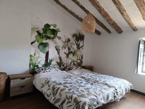 1 dormitorio con 1 cama con plantas en la pared en Casa Rural Puente de la Vicaria by Jaxun, en Yeste