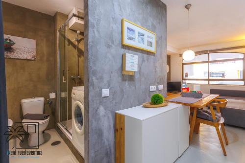 uma casa de banho com uma máquina de lavar roupa num quarto em Casa Design In the center by iRent Fuerteventura em Corralejo