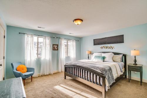 1 dormitorio con paredes azules, 1 cama y 1 silla en Draper Townhome with Mountain Views Hike and Ski!, en Draper