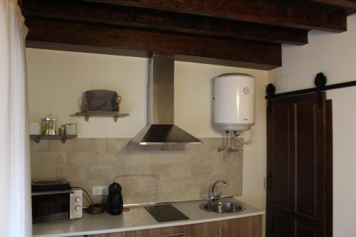 a kitchen with a sink and a stove at Alojamiento Rural La Estrella de David in Almagro