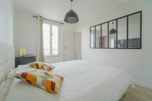 - une chambre blanche avec un grand lit et 2 oreillers dans l'établissement Bright, quiet and cozy apartment Top Location, à Saint-Ouen