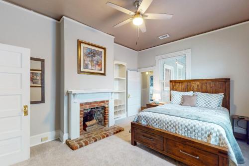 ein Schlafzimmer mit einem Bett und einem Kamin in der Unterkunft The Charm of Wilmington in Wilmington