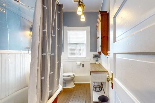 ein Bad mit einem WC, einer Badewanne und einem Fenster in der Unterkunft The Charm of Wilmington in Wilmington