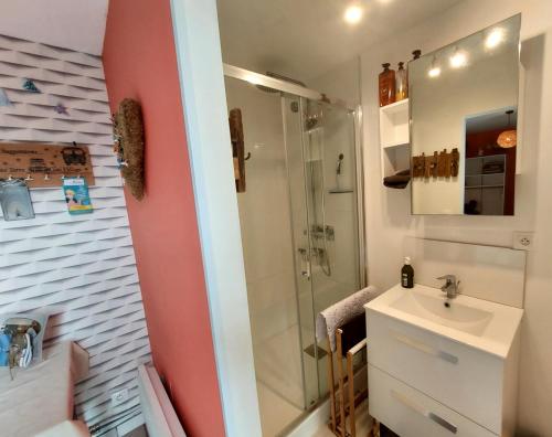 uma casa de banho com um lavatório e um chuveiro em La Taverne em Buire-le-Sec