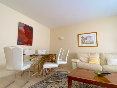 un salon avec un canapé et une table dans l'établissement Ajaccio, à Ajaccio