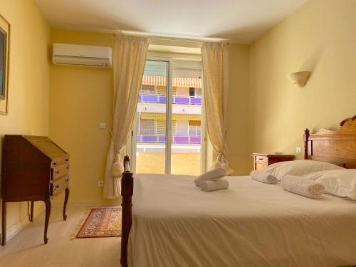 une chambre avec un grand lit et une fenêtre dans l'établissement Ajaccio, à Ajaccio