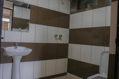 bagno con lavandino e servizi igienici di Residencial Tablada a Tarija