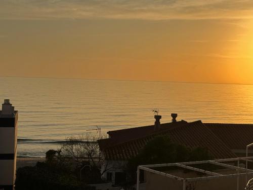 a view of the ocean at sunset from a house at LUZ Y MAR in Matalascañas