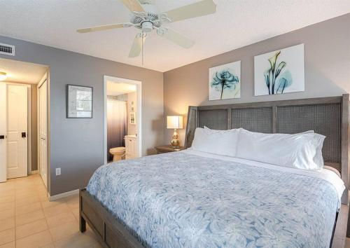 Ένα ή περισσότερα κρεβάτια σε δωμάτιο στο Coastal Condo Amazing Location! 50 Steps to the Beach