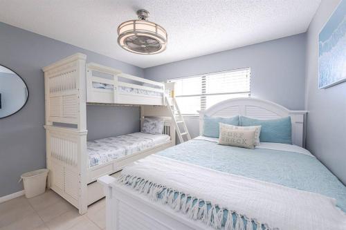 Ένα ή περισσότερα κρεβάτια σε δωμάτιο στο Coastal Condo Amazing Location! 50 Steps to the Beach