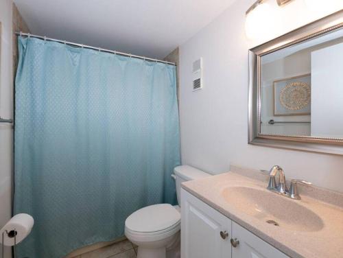Ένα μπάνιο στο Coastal Condo Amazing Location! 50 Steps to the Beach