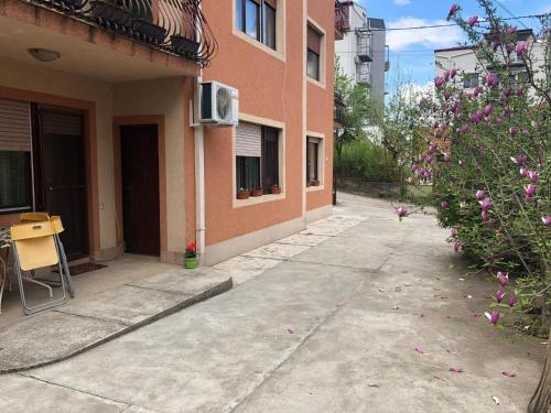 an empty sidewalk in front of a building at Nela Apartmani in Niš