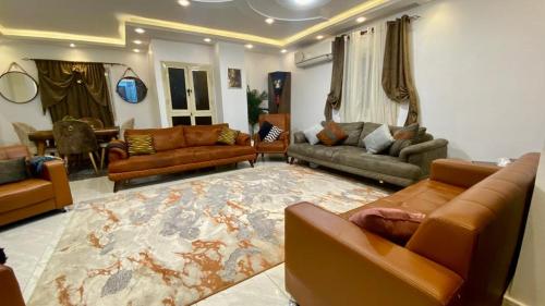 uma sala de estar com sofás e um tapete em شقة فندقية للإيجار في زهراء المعادي no Cairo