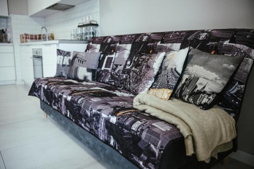 - un canapé avec couverture dans la cuisine dans l'établissement Apartamenty Bokserska, à Varsovie
