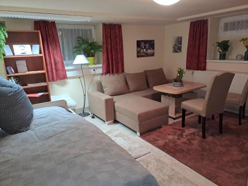 ein Wohnzimmer mit einem Sofa und einem Tisch in der Unterkunft Unterkunft Mohr in Schmerwitz