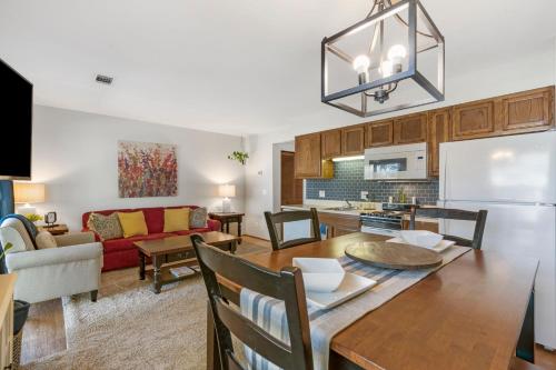 a kitchen and living room with a dining room at Mi Casa Su Casa in Branson