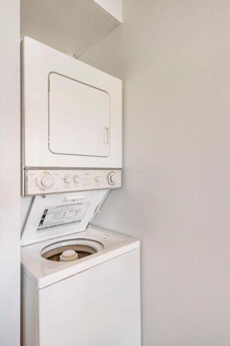 a white washer and dryer in a room at Mi Casa Su Casa in Branson
