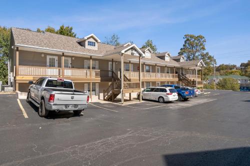 a building with cars parked in a parking lot at Mi Casa Su Casa in Branson