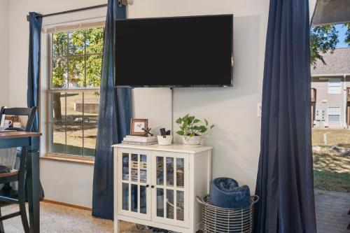 a living room with a flat screen tv on a wall at Mi Casa Su Casa in Branson