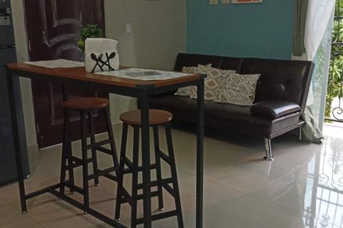 a bar with stools and a couch in a living room at Apartamento 