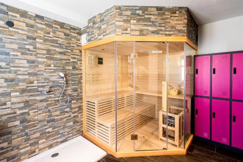 Villa Hänsch Suite 1 في غروسشوناو: كشك دش في حمام مع أبواب وردية