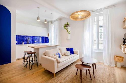 un salon avec un canapé et une cuisine dans l'établissement ღ Le Majorelle • Au cœur du vieux port et cosy, à La Rochelle